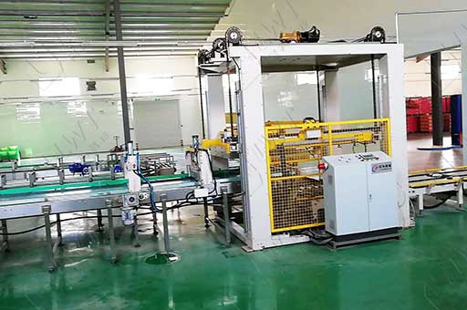 實(shí)罐碼垛機(jī)側(cè)面